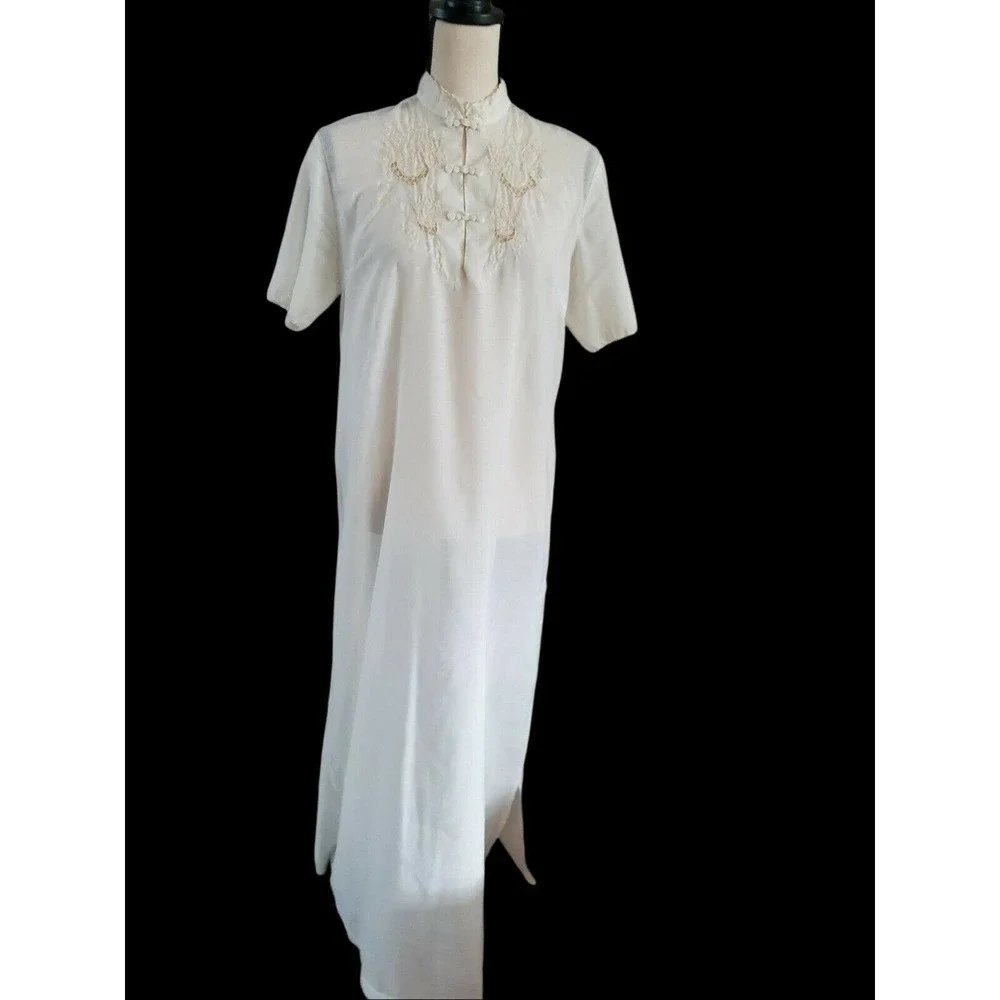Vintage 1960's Lily Delicate Hand Embroidered Ivory Short Sleeve Nightgown Sz M